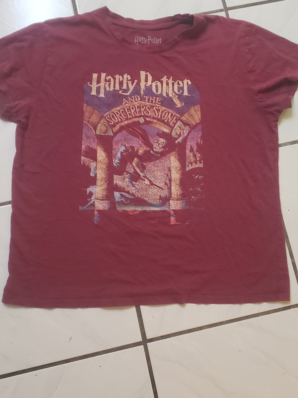In great condition "Warner Bros"'Harry Potter Graphic Tee, maroon color